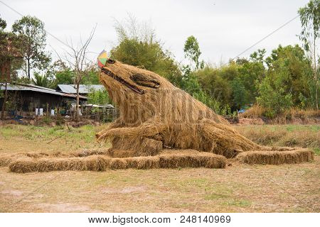 Nadun,maha Sarakham,thailand  - March 9, 2018: Show Idea Straw Puppet Festival In Nadun,maha Sarakha