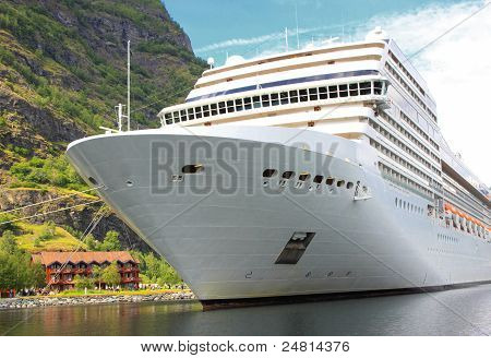 Kreuzfahrtschiff im Hafen Flaam, Aurlandsfjord-Sognefjord