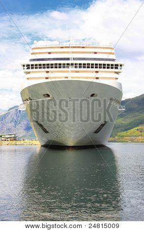 Kreuzfahrtschiff im Hafen Flaam, Aurlandsfjord-Sognefjord