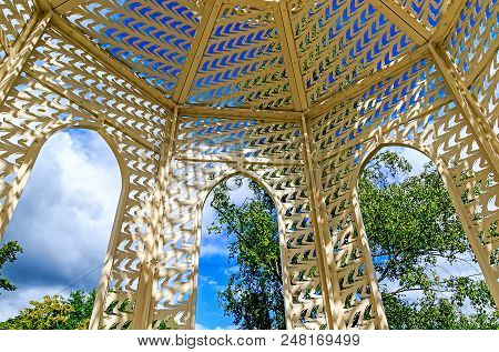 Bad Schwalbach, Germany-june 25, 2018: The Schwalbenpavillon (swallow Pavilion) In The Spa Park Bad 