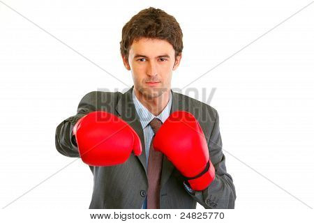Empresario moderno autorizado en guantes de boxeo de perforación