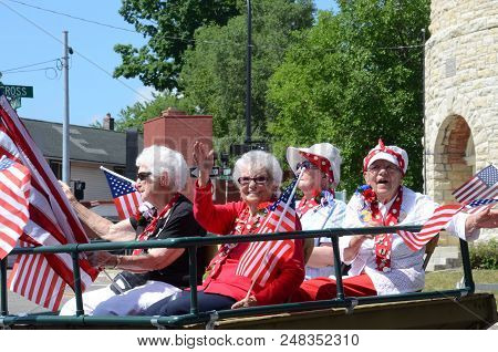 Ypsilanti, Mi / Usa - July 4, 2018:  Original Rosie The Riveters Participate In The Ypsilanti Fourth