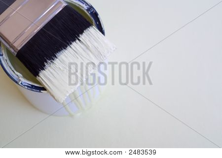 Escova de pintura e lata