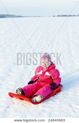 kleines Mädchen mit Bob im Schnee