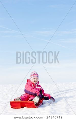 kleines Mädchen mit Bob im Schnee