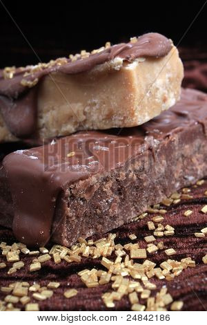 Chokolade, og ahorn eller karamel Fudge på brune baggrund