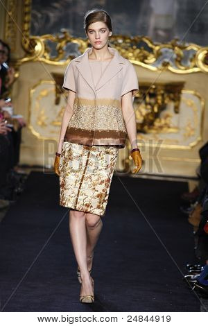 Aquilano Rimondi - pas startowy - kolekcja jesień/zima 2011 - Milan Fashion Week