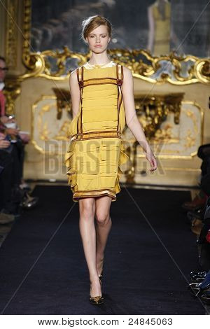 Aquilano Rimondi - pas startowy - kolekcja jesień/zima 2011 - Milan Fashion Week