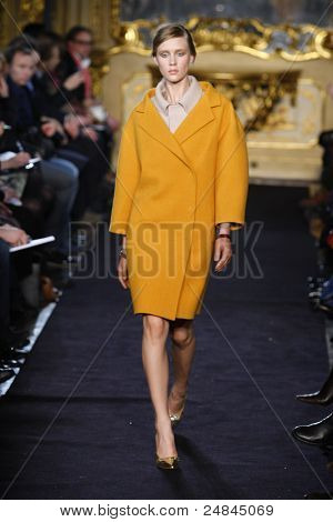 Aquilano Rimondi - pas startowy - kolekcja jesień/zima 2011 - Milan Fashion Week