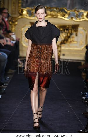 Aquilano Rimondi - pas startowy - kolekcja jesień/zima 2011 - Milan Fashion Week