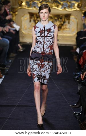 Aquilano Rimondi - pas startowy - kolekcja jesień/zima 2011 - Milan Fashion Week