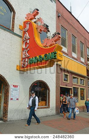 Nashville,tn,usa - Sep 27, 2015: Bars On Historical Broadway In Downtown Nashville, Tennessee, Usa. 