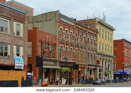 Nashville,tn,usa - Sep 27, 2015: Bars On Historical Broadway In Downtown Nashville, Tennessee, Usa. 