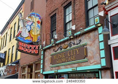 Nashville,tn,usa - Sep 27, 2015: Bars On Historical Broadway In Downtown Nashville, Tennessee, Usa. 