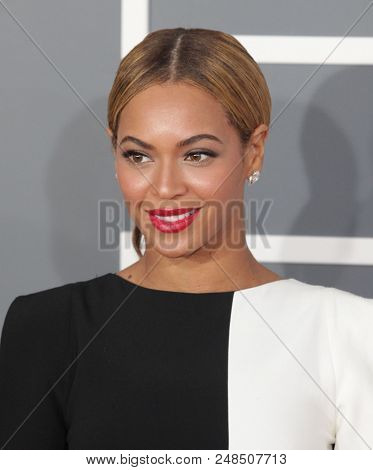 LOS ANGELES - FEB 10:  Beyonce arrives to the 2013 Grammy Awards  on February 10, 2013 in Hollywood, CA                