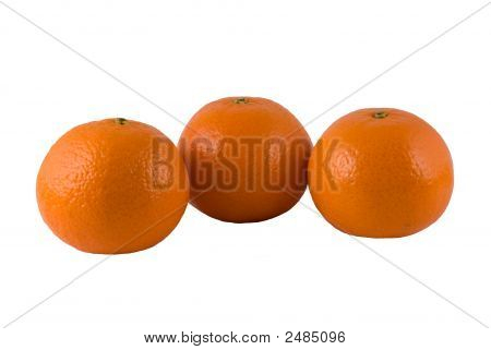 drei reif Orangen auf weißem Hintergrund
