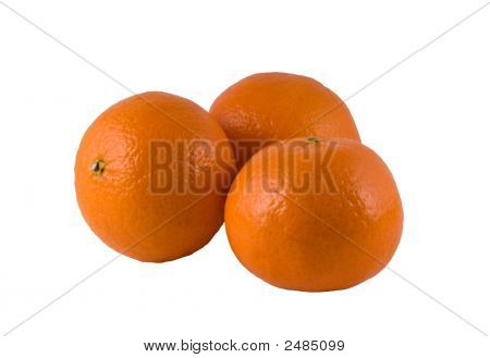 drei reif Orangen auf weißem Hintergrund