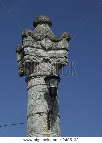Dettaglio della colonna all'ingresso del ponte di Versalles