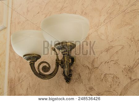 Elegant Vintage Wall Lamp With Bronze Or Brass Finish.