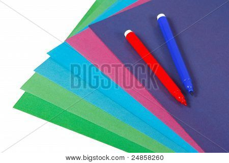 Carta colorata e marcatori per la creatività
