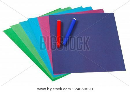 Carta colorata e marcatori per la creatività