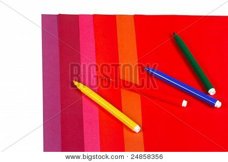 Carta colorata e marcatori per la creatività