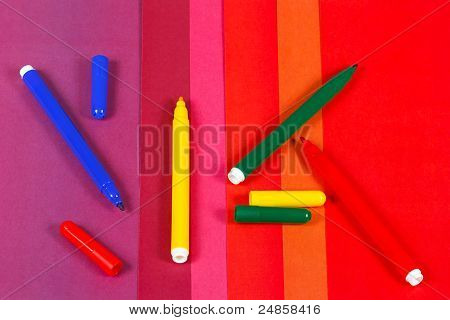 Carta colorata e marcatori per la creatività dei bambini