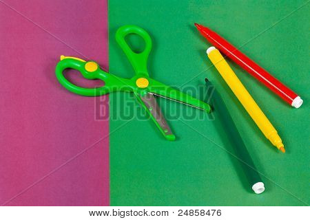 Marcatori di carta colorata e forbici per la creatività