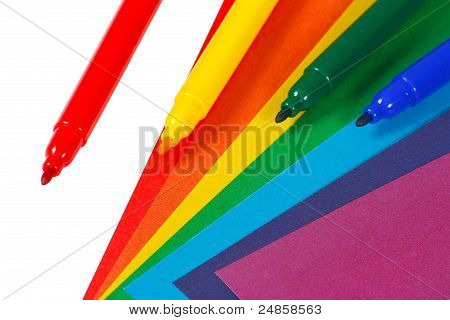 Carta colorata e marcatori per la creatività