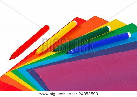 Carta colorata e marcatori per la creatività