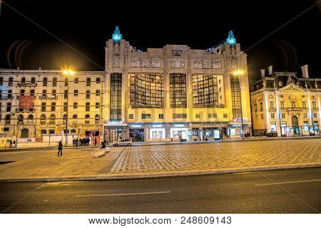 Lisbon - April 01 , 2018 :  Hotel At Night In Restauradores Square In Lisbon. Restauradores Square