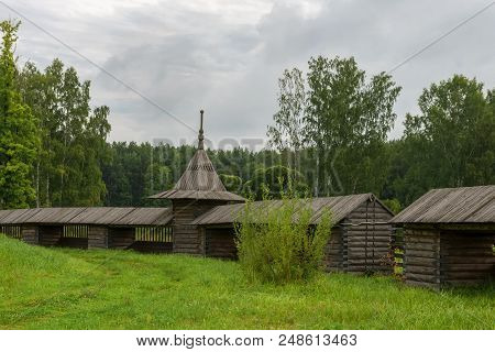 Russia, Saint Petersburg - August 18, 2017: An Ancient Fence In The Estate Bogoslovka