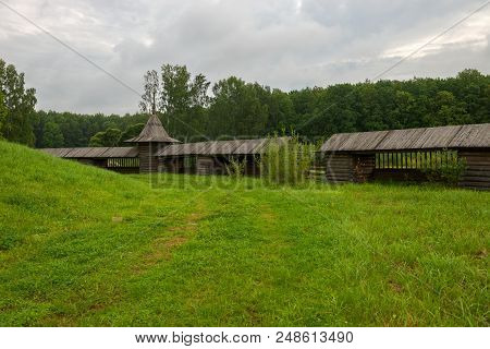 Russia, Saint Petersburg - August 18, 2017: An Ancient Fence In The Estate Bogoslovka
