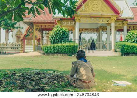 Students Try To Drawing Thai Motifs From Thai Architecture In Th