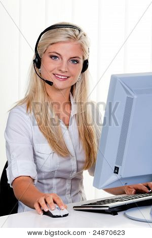 donna al computer con hotline e auricolare