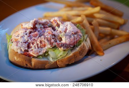 New England Lobster Roll With Unsalted Fries
