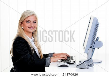 donna con il computer in ufficio