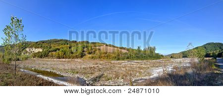 Reggio Emilian Apenniinien valley panorama joki ja yksinäinen talo