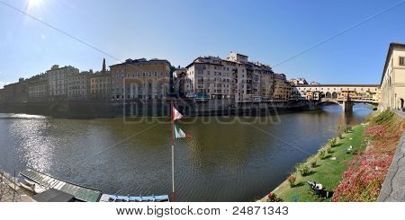 Arno-joelle ja Ponte Vecchio, Firenze