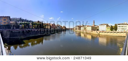 Ponte Vecchio ja Firenzen Arno-joelle