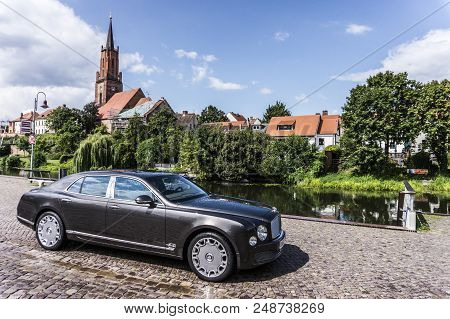 Rathenow Germany August 17, 2014: Bentley Mulsanne And Continental Gt During Test Drive