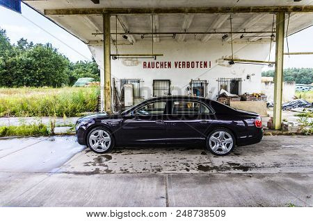 Rathenow Germany August 17, 2014: Bentley Mulsanne And Continental Gt During Test Drive