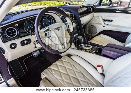 Rathenow Germany August 17, 2014: Bentley Mulsanne And Continental Gt During Test Drive