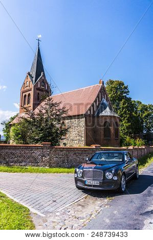 Rathenow Germany August 17, 2014: Bentley Mulsanne And Continental Gt During Test Drive