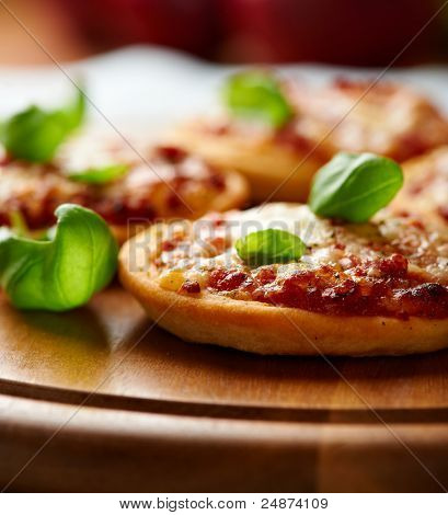 Pizzette on puinen lauta (pieni pizzat, Italia)