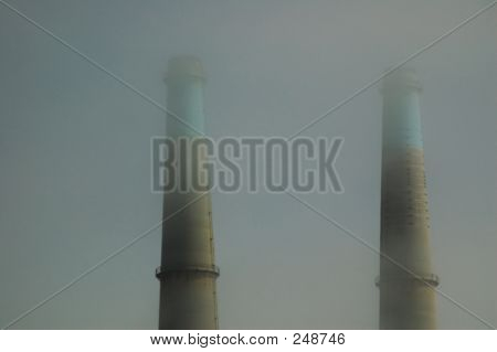Smoke stack nella nebbia