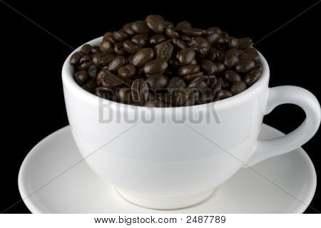 Blanco taza y plato con granos de café