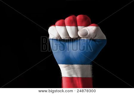 Puño pintada con colores de la bandera de Tailandia
