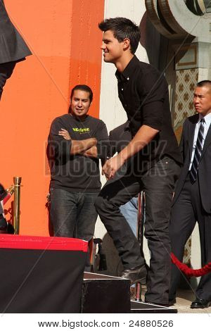 LOS ANGELES - NOV 3: Taylor Lautner na otisk a stopa obřad pro Twilight Saga A