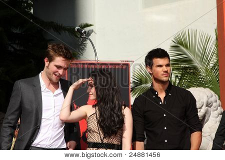 LOS ANGELES - NOV 3: Robert Pattinson, Taylor Lautner, Kristen Stewart v jejich otisky rukou a Footp